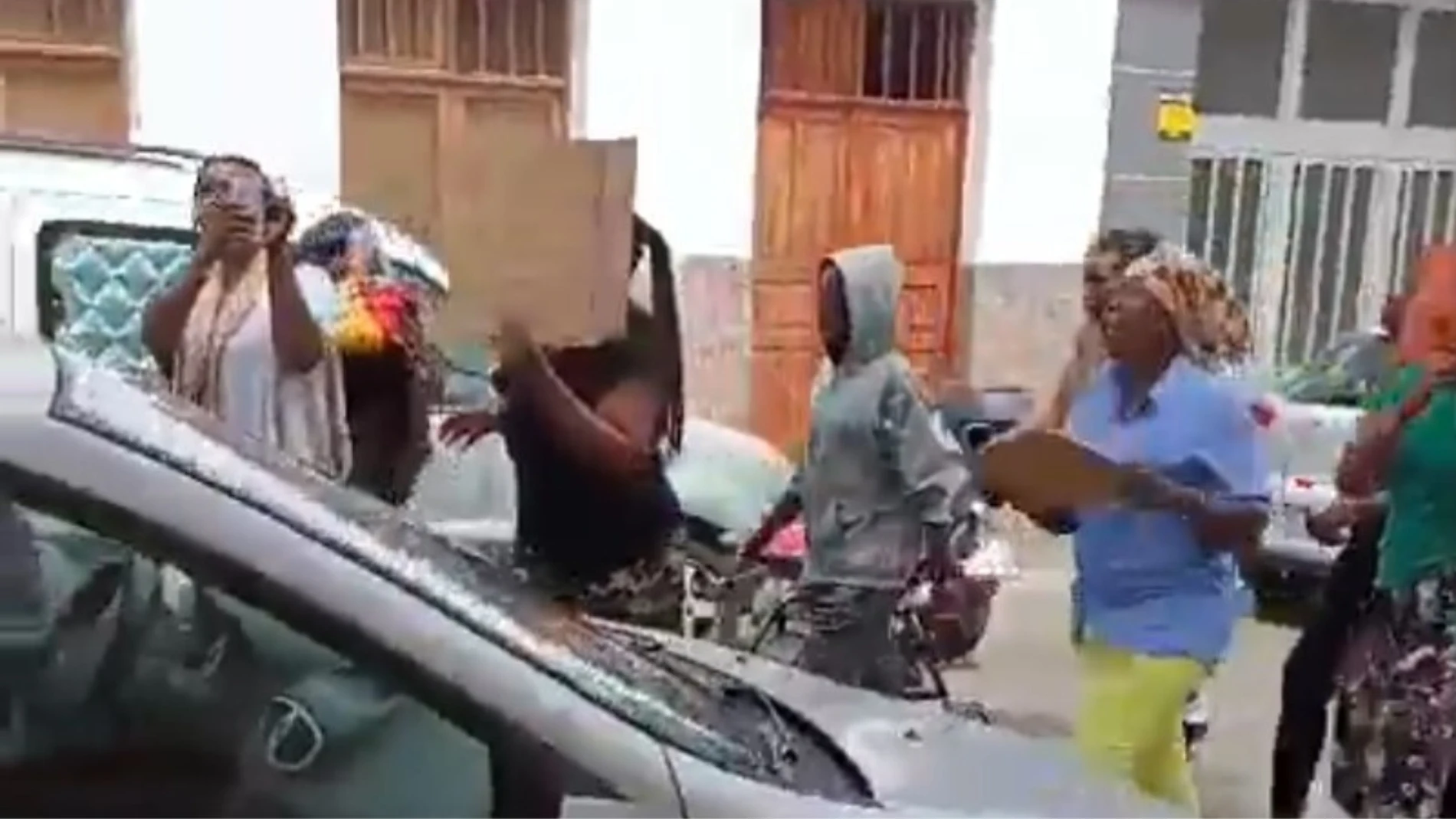 Mujeres africanas de un centro de inmigrantes protestan en las calles de La Isleta, Canarias