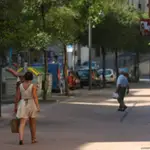Calle de Ponferrada, donde se podrían acercar este martes a los 30 grados