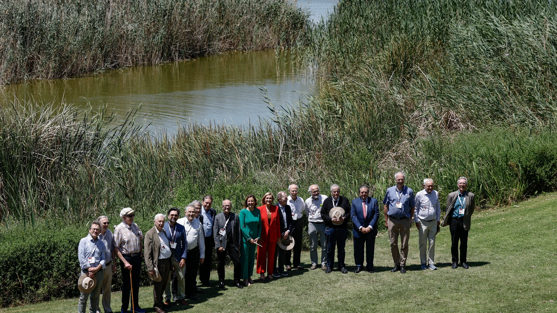 EL PALMAR (VALENCIA), 03/06/2024.- Los jurados de los Premios Rei Jaume I, entre ellos 20 Premios Nobel, celebran un acto de apoyo a la petición a la Unesco del reconocimiento de la Albufera de València como Reserva de la Biosfera. En la imagen los Premios Nobel posan junto al ala orilla del lago. EFE/Biel Aliño