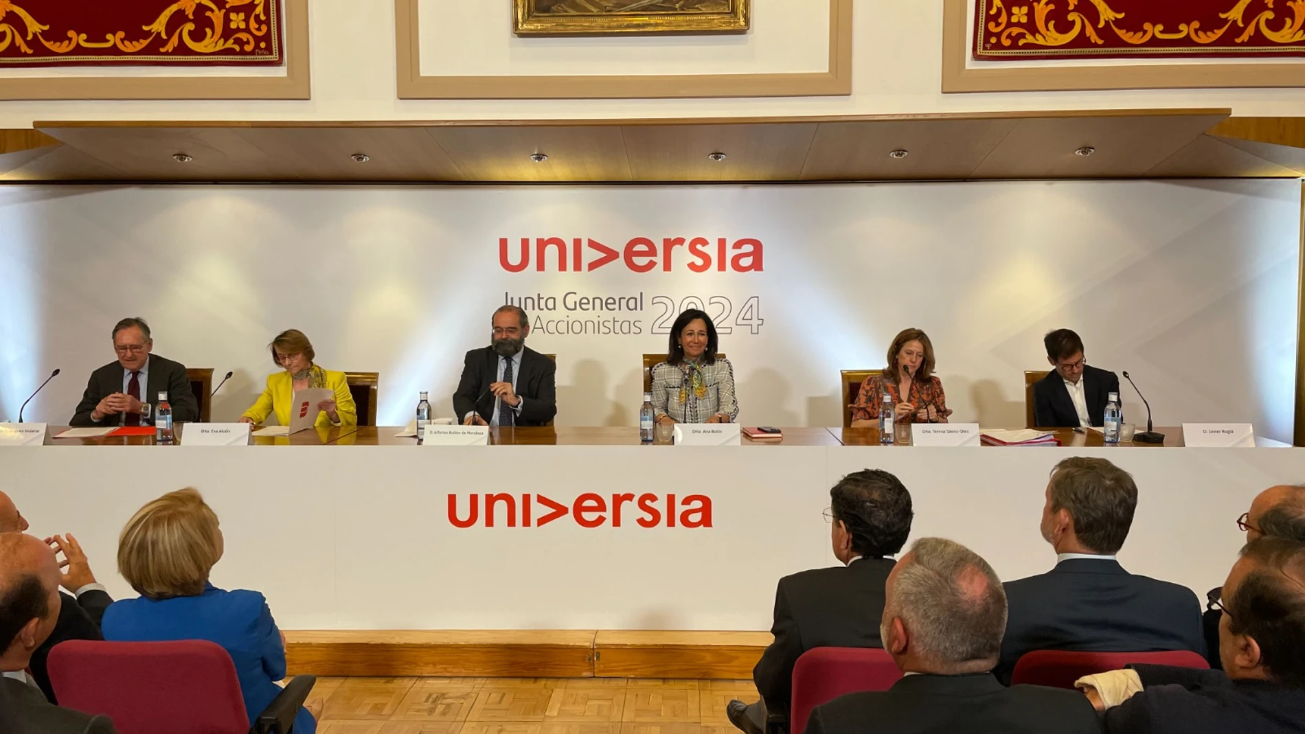 Ana Botín, en el centro de la imagen, hoy, durante la celebración de la Junta General de Accionistas de Universia España