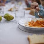 Niños en el comedor de un colegio.