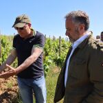 Carlos Pollán con un agricultor en El Bierzo