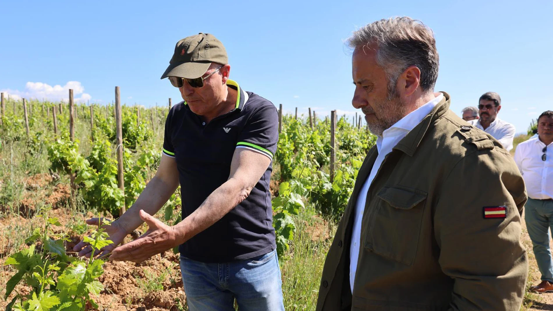 Carlos Pollán con un agricultor en El Bierzo