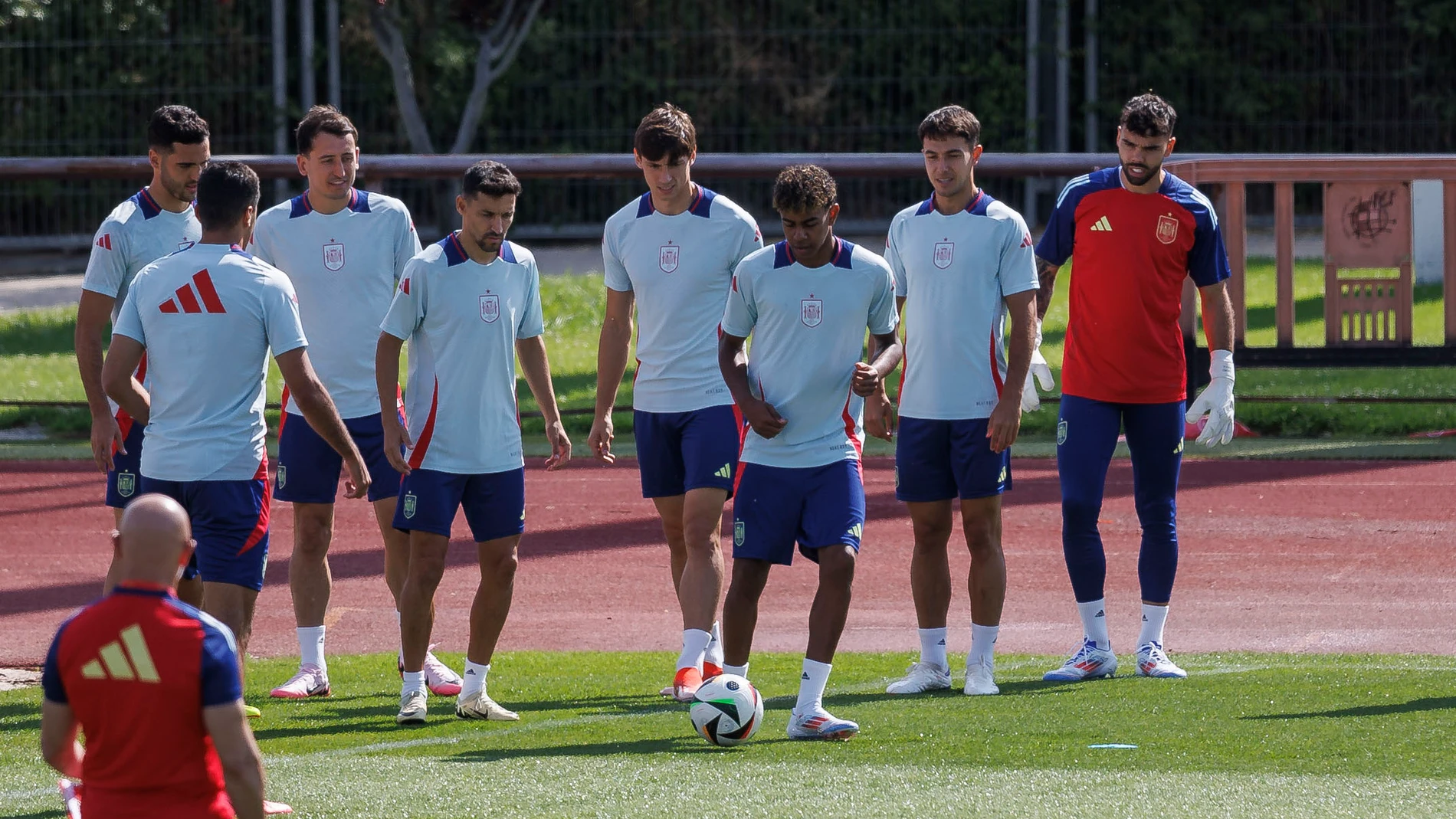 LAS ROZAS (CA MADRID), 04/06/2024.- Los jugadores de la selección española durante el entrenamiento que el combinado nacional ha llevado a cabo este martes en la Ciudad del Futbol de las Rozas, en Madrid, para preparar su partido amistoso de mañana ante Andorra. EFE/Rodrigo Jiménez