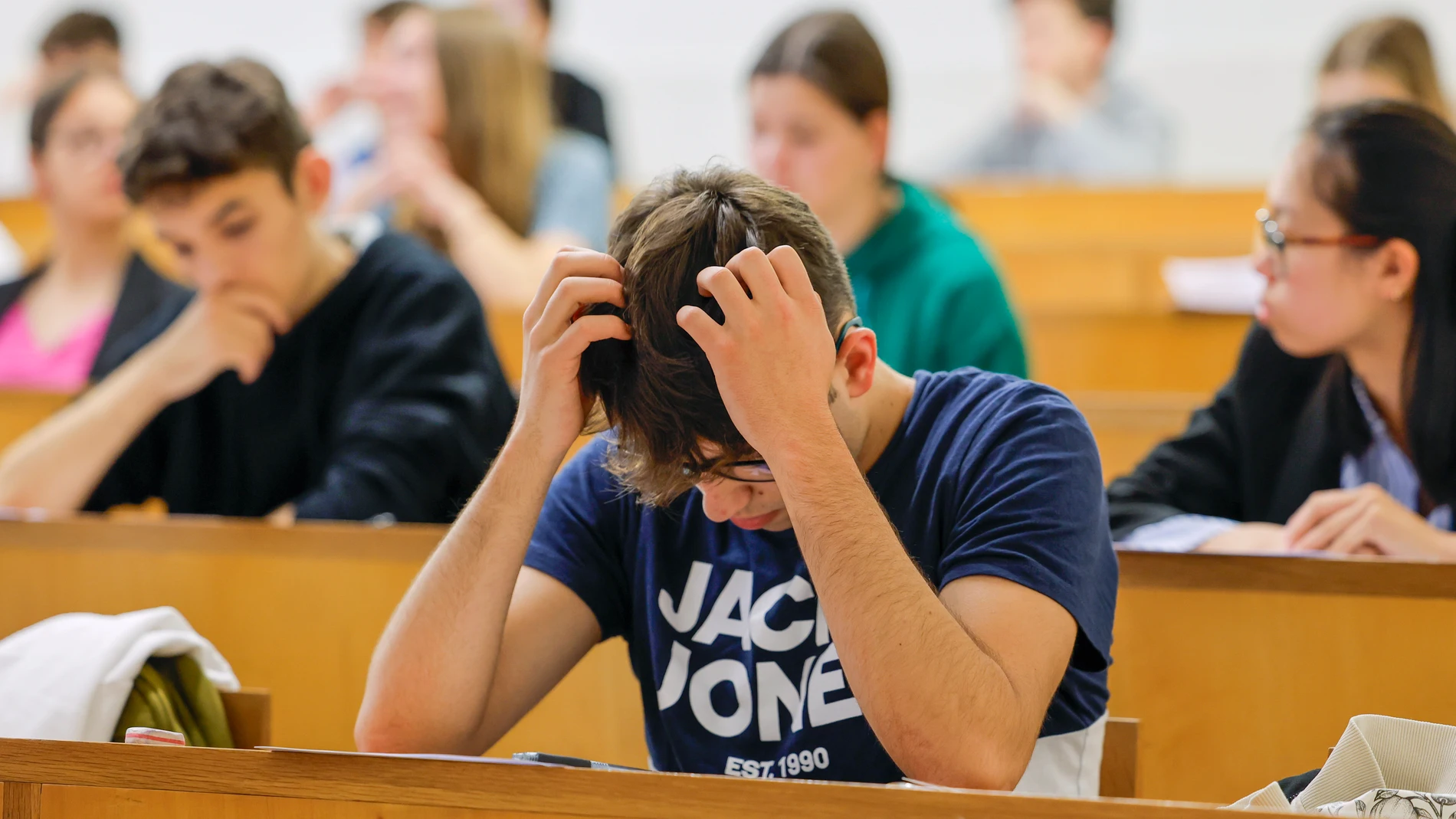 SANTIAGO DE COMPOSTELA, 04/06/2024.- Examen de EBAU, este martes en la facultad de Comunicación de Santiago de Compostela. Los alumnados de Bachillerato de Galicia se enfrentan a la prueba de acceso a la universidad, el último año en el que se mantendrá en vigor el actual examen antes de virar hacia su gradual transformación. EFE/Lavandeira jr