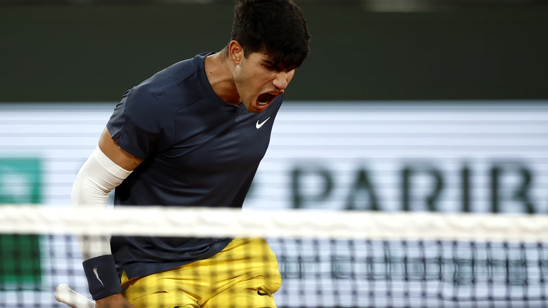 Paris (France), 04/06/2024.- Carlos Alcaraz of Spain reacts during his Men's Singles quarterfinal match against Stefanos Tsitsipas of Greece during the French Open Grand Slam tennis tournament at Roland Garros in Paris, France, 04 June 2024. (Tenis, Abierto, Francia, Grecia, España) EFE/EPA/YOAN VALAT