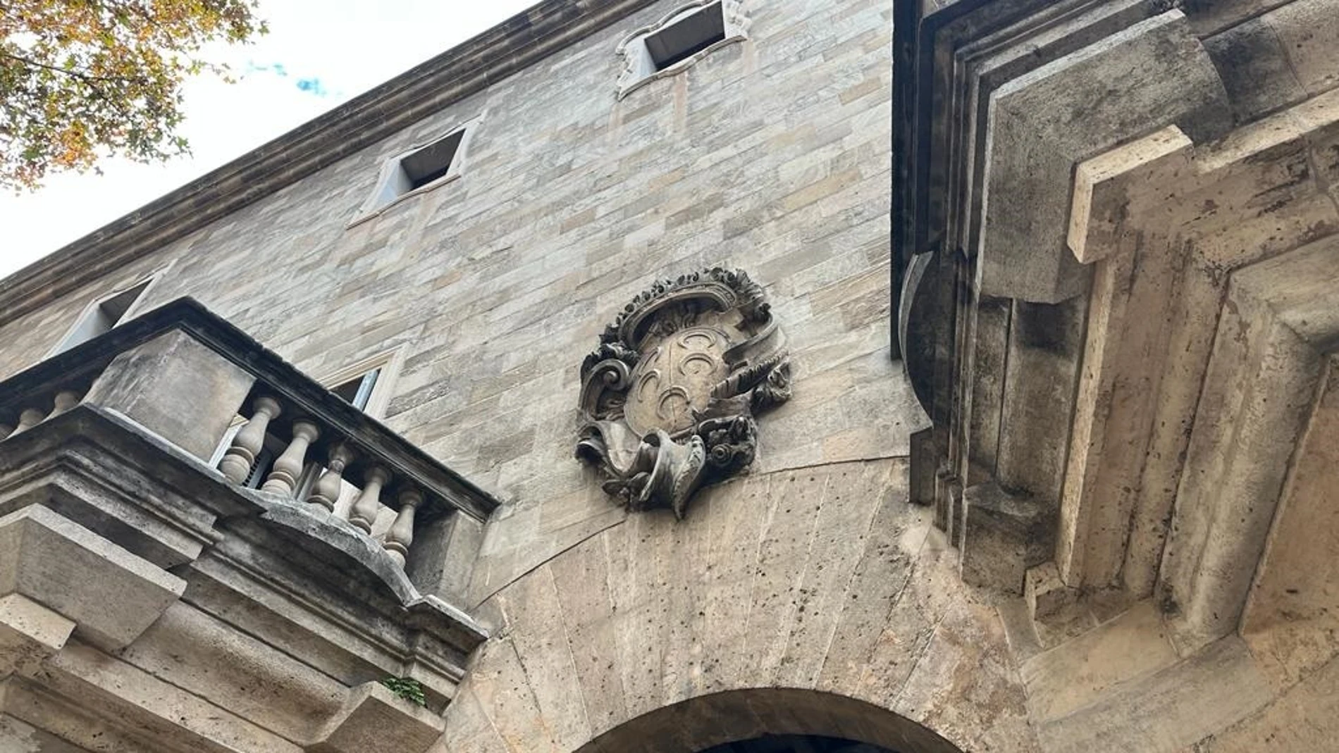 Escudo en la fachada del Tribunal Superior de Justicia y la Audiencia Provincial.