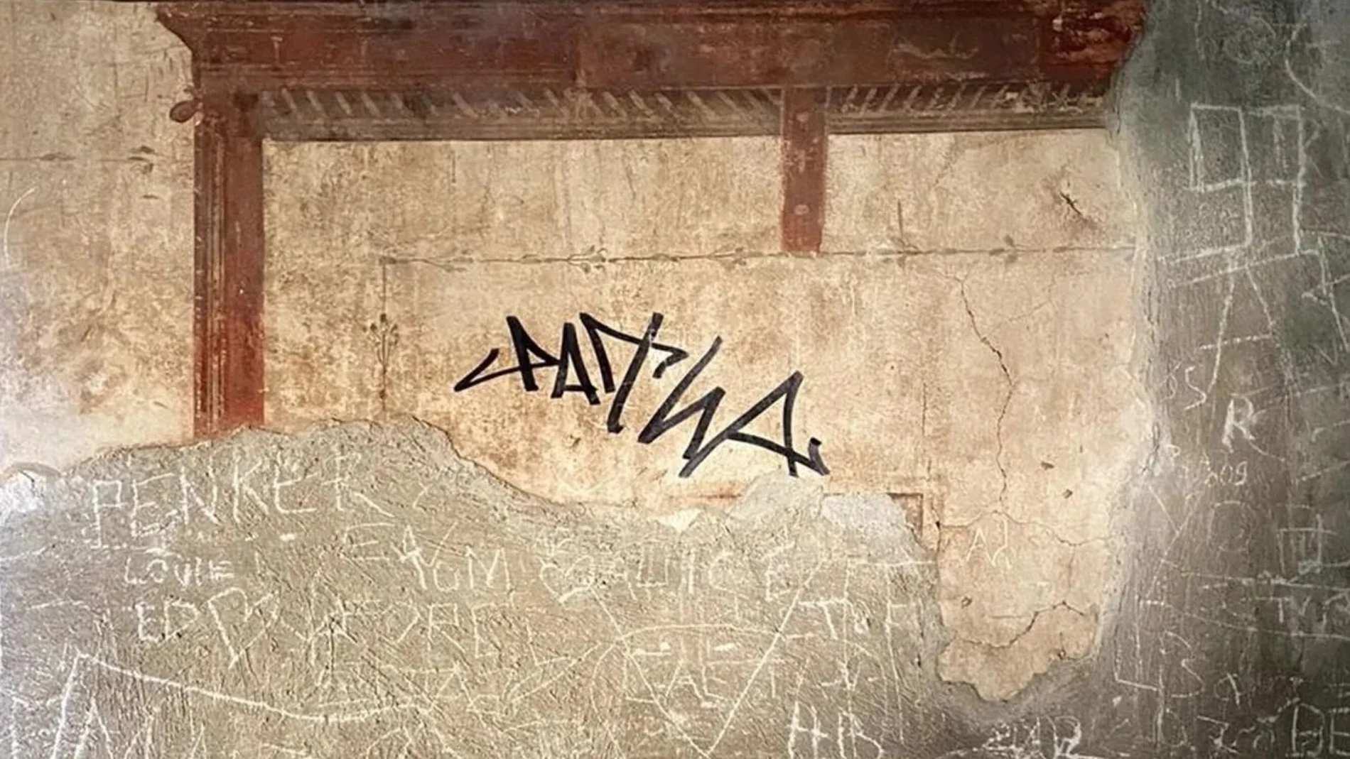 Un turista de Países Bajos ha garabateado su firma en rotulador indeleble en un fresco de época romana