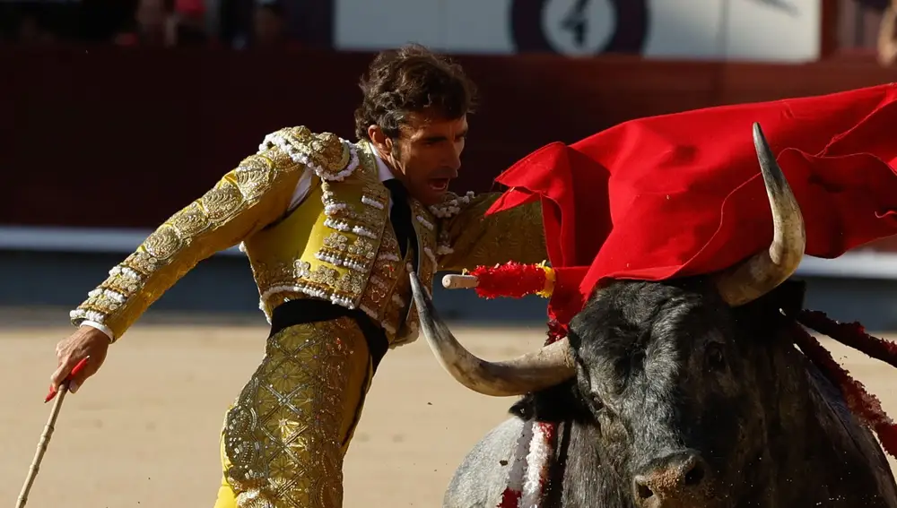 El torero Fernando Robleño da un pase durante la corrida de toros de la Feria de San Isidro, con toros de la ganadería de José Escolar para los diestros Fernando Robleño, Gómez del Pilar y Damián Castaño, este martes en la Plaza de Toros de Las Ventas, en Madrid.