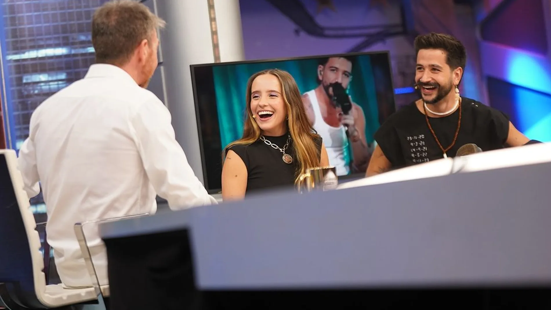 Pablo Motos junto a Evaluna Montaner y Camilo en 'El Hormiguero'