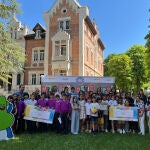 Foto de familia de Mar Sancho e Ismael Pérez con los estudiantes premiados
