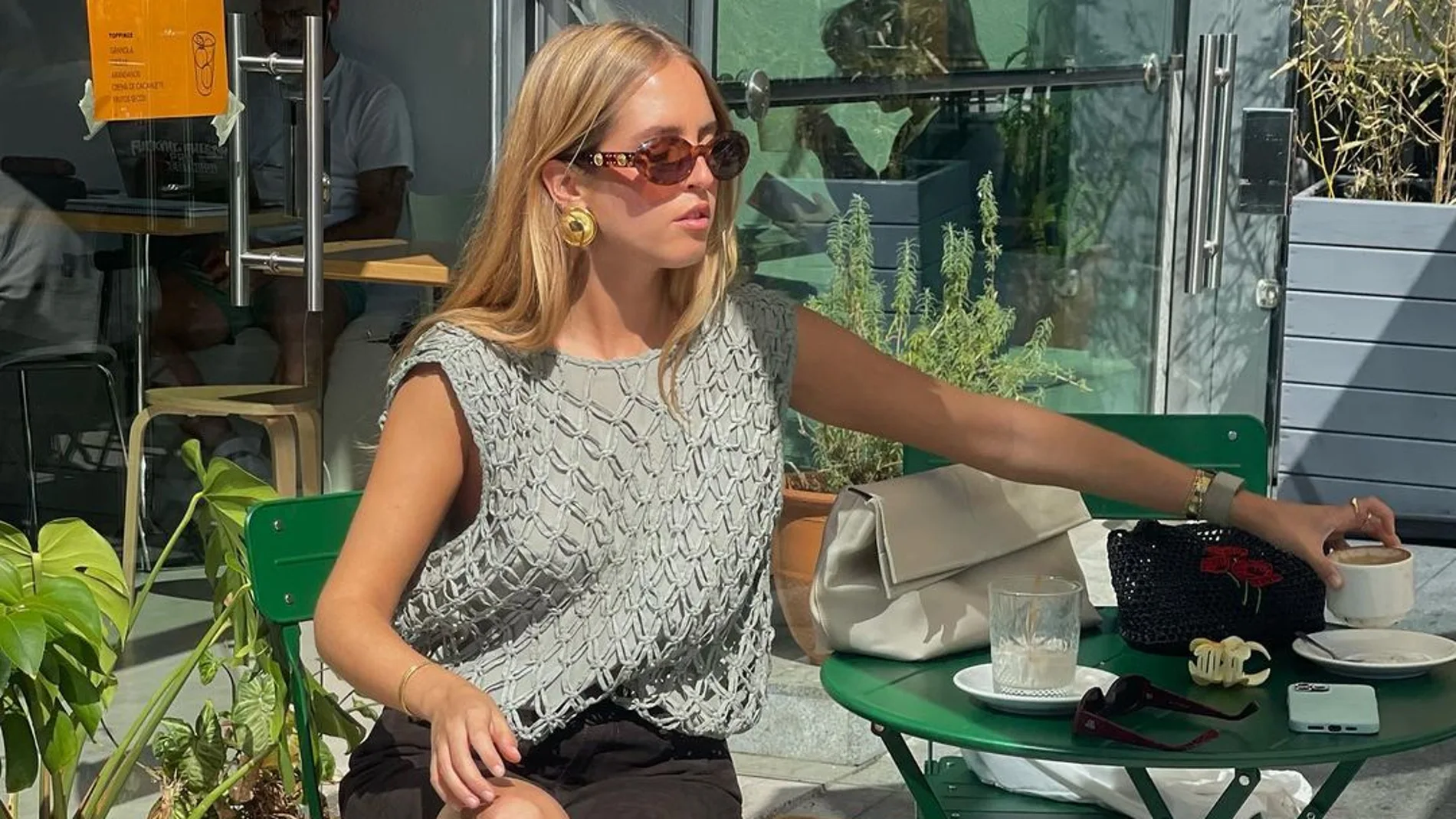 Los tops fresquitos, versátiles y económicos de Zara y Mango.