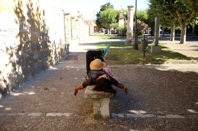 Una turista descansa a la sombra del fuerte calor de los últimos días