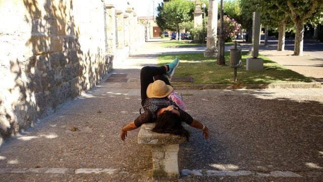 Una turista descansa a la sombra del fuerte calor de los últimos días