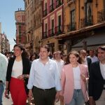 Mañueco llega al acto de campaña en León unto a Ester Muñoz y Suárez-Quiñones, entre otros dirigentes