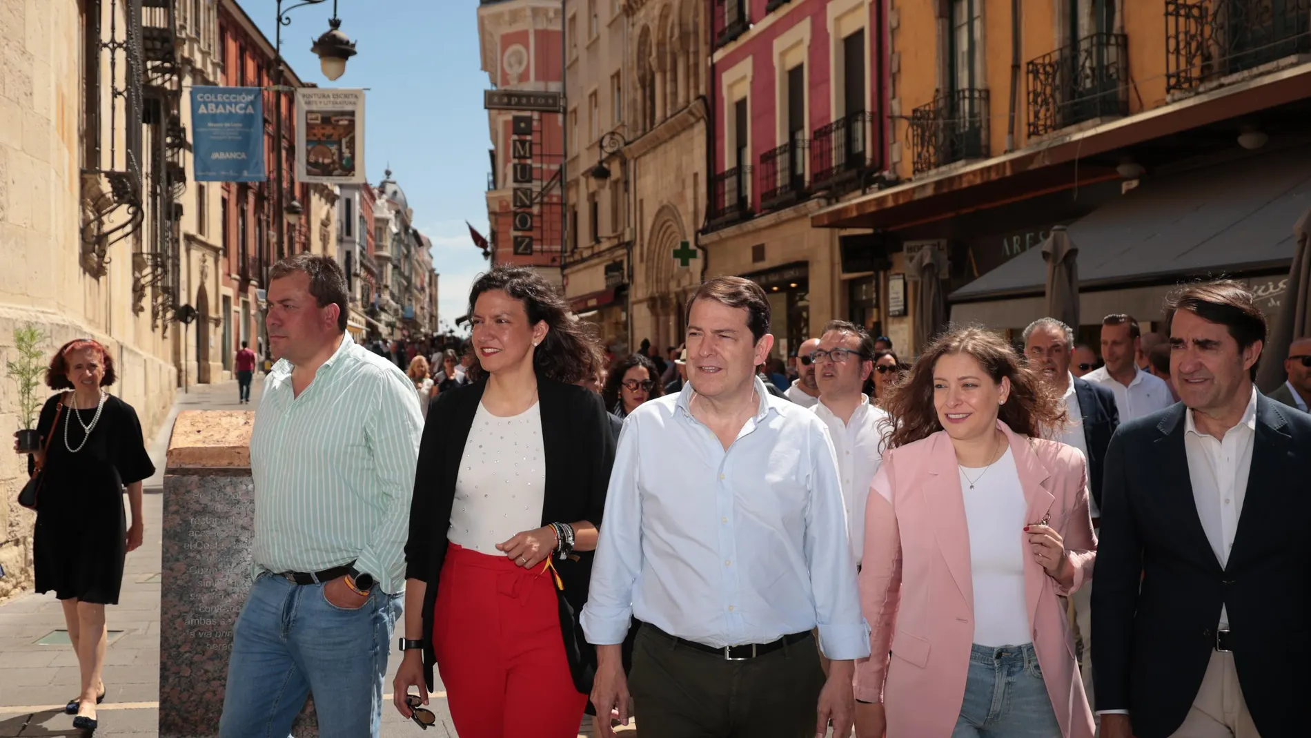 Mañueco llega al acto de campaña en León unto a Ester Muñoz y Suárez-Quiñones, entre otros dirigentes