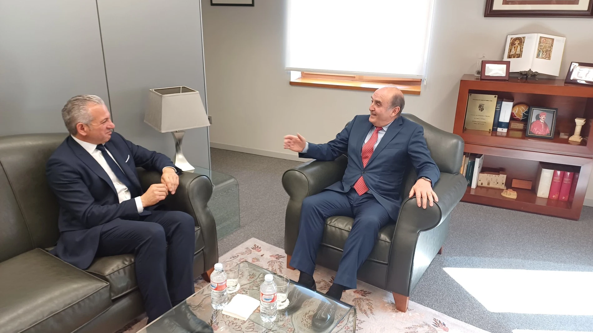 El delegado del Gobierno, Nicanor Sen, se reúne con el procurador del Común, Tomás Quintana