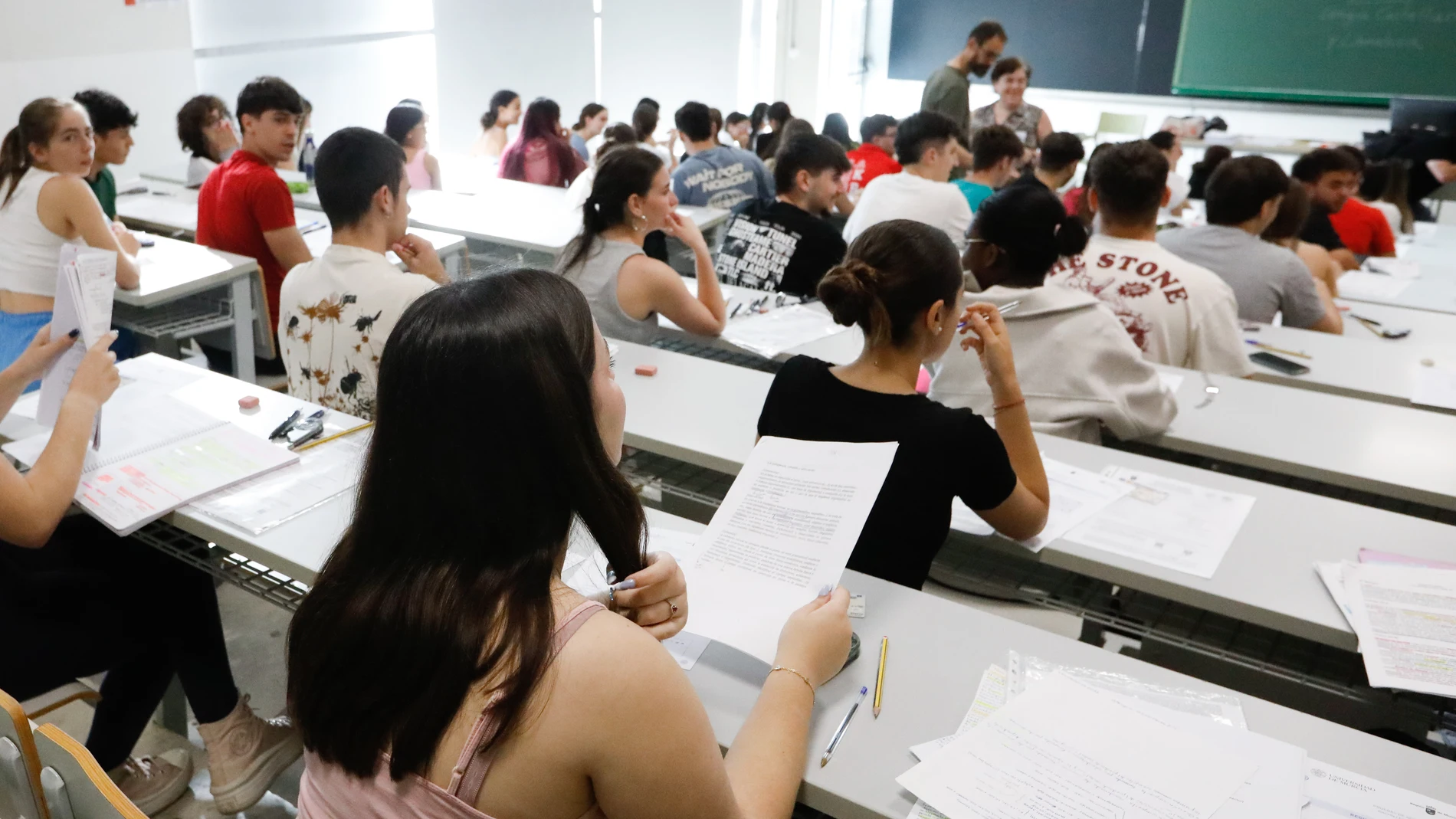 Estudiantes se examinan durante el primer día de las pruebas de la Evaluación del Bachillerato para el Acceso a la Universidad (EBAU), en la Universidad de Espinardo, a 5 de junio de 2024, en Murcia, Región de Murcia (España). Un total de 7.547 estudiantes se examinan hoy, 6 y 7 de junio de la Fase General de la Evaluación del Bachillerato para el Acceso a la Universidad (EBAU) en la Región de Murcia. La cifra de estudiantes matriculados en la prueba es prácticamente igual a la del año pasado...