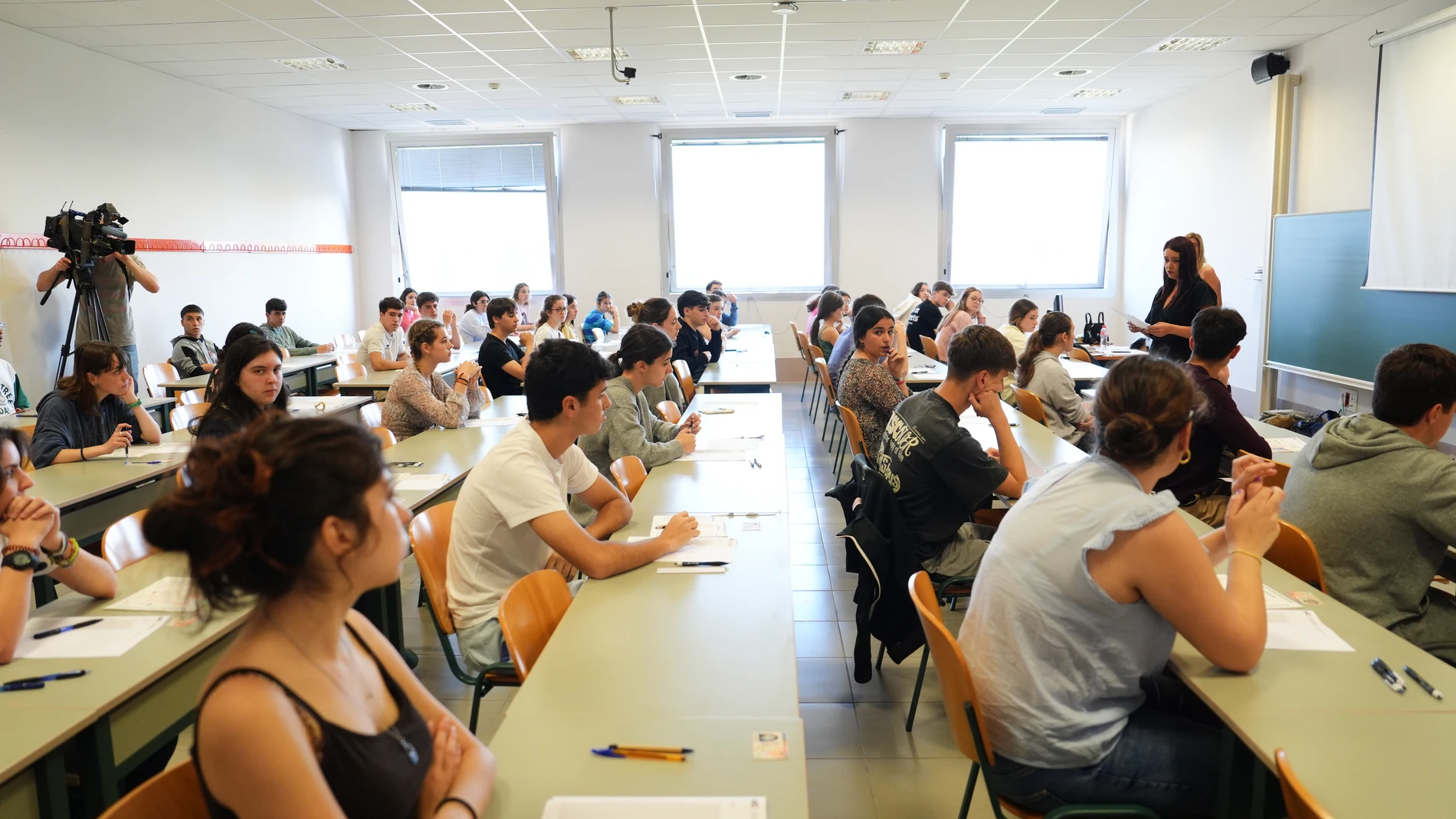 Estudiantes se examinan durante el primer día de las pruebas de la Evaluación del Bachillerato para el Acceso a la Universidad (EBAU), en la Universidad de Cantabria, a 5 de junio de 2024, en Santander, Cantabria (España). Un total de 3.186 estudiantes matriculados en Cantabria en la Evaluación de Bachillerato para el Acceso a la Universidad (EBAU) en la convocatoria ordinaria se examinan a partir de hoy y hasta el viernes 7, en las 14 sedes en que se celebra, incluidos los nueve centros de l...