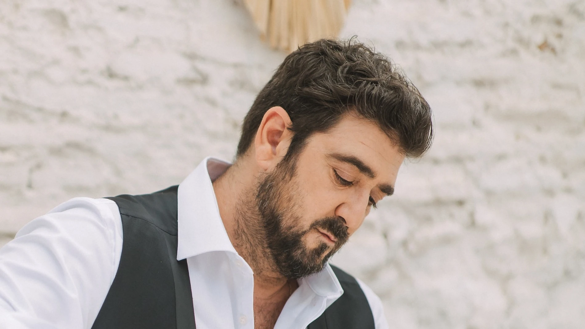 Antonio Orozco disfruta de su vino