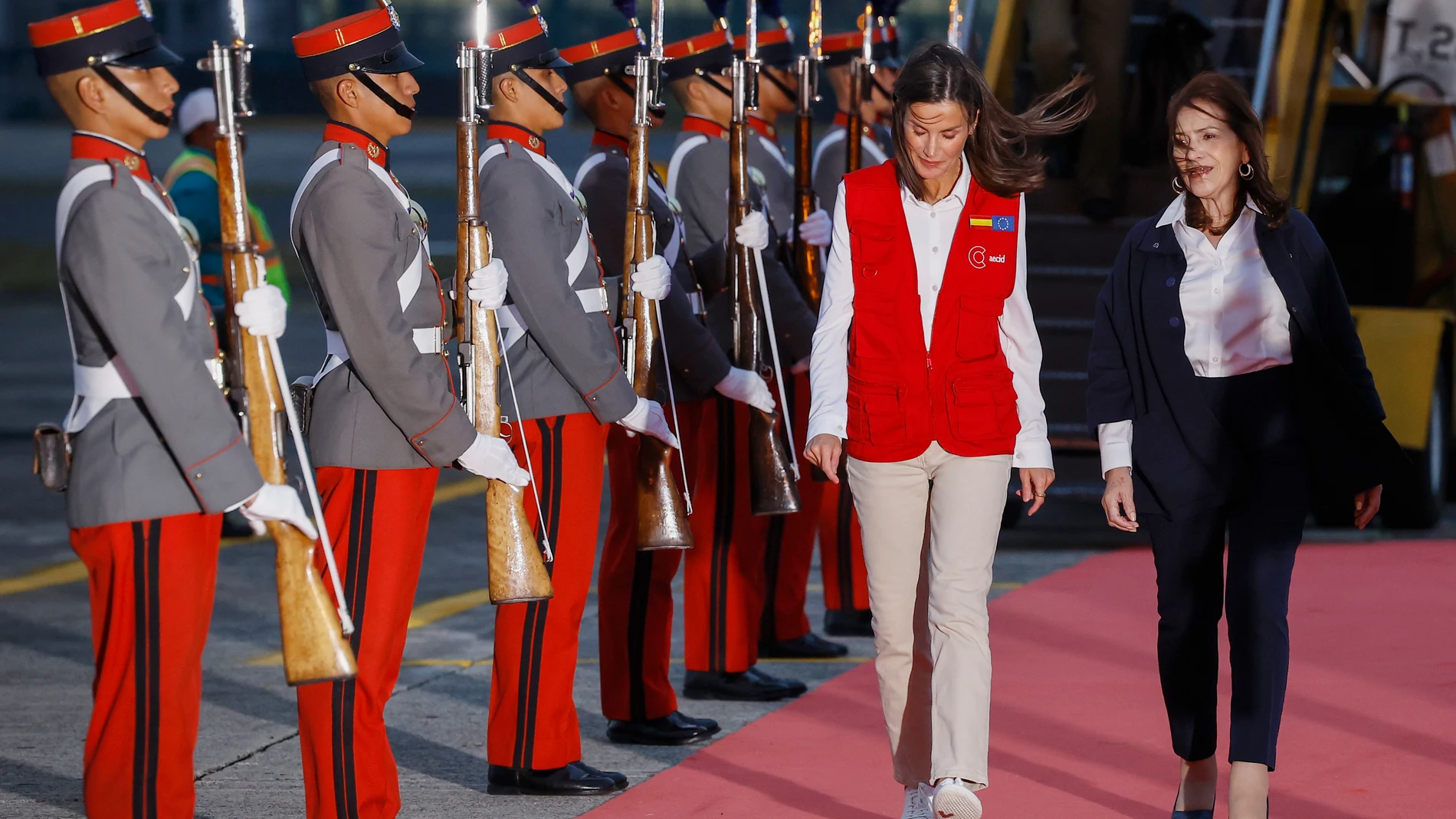 -FOTODELDÍA- AME1784. CIUDAD DE GUATEMALA (GUATEMALA), 04/06/2024.- La reina Letizia es recibida por la viceministra guatemalteca de Relaciones Exteriores, María Luisa Ramírez (der.), a su llegada a Guatemala en el marco del viaje para conocer algunos de los proyectos en los que España participa en materia de cooperación, en distintos puntos del país centroamericano, este martes en Ciudad de Guatemala (Guatemala). El avión de la Fuerza Aérea Española aterrizó en el aeropuerto internacional La...