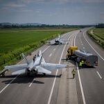 Aviones de combate F/A-18 se reabastecen de combustible durante las pruebas de la Fuerza Aérea Suiza para despegues y aterrizajes de aviones de combate en la autopista A1 entre Avenches y Payerne, Suiza occidental, el 5 de junio de 2024, con el objetivo de probar y ampliar la capacidad de descentralizar sus recursos de defensa aérea