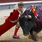 El diestro Borja Jiménez da un pase durante la Corrida de la Asociación de la Prensa dentro de la Feria de San Isidro, este miércoles en la plaza de toros de Las Ventas en Madrid. 