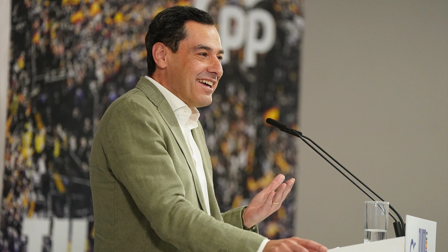 Juanma Moreno, anima a votar el domingo: "Es hora de sacarle la tarjeta roja a Sánchez"