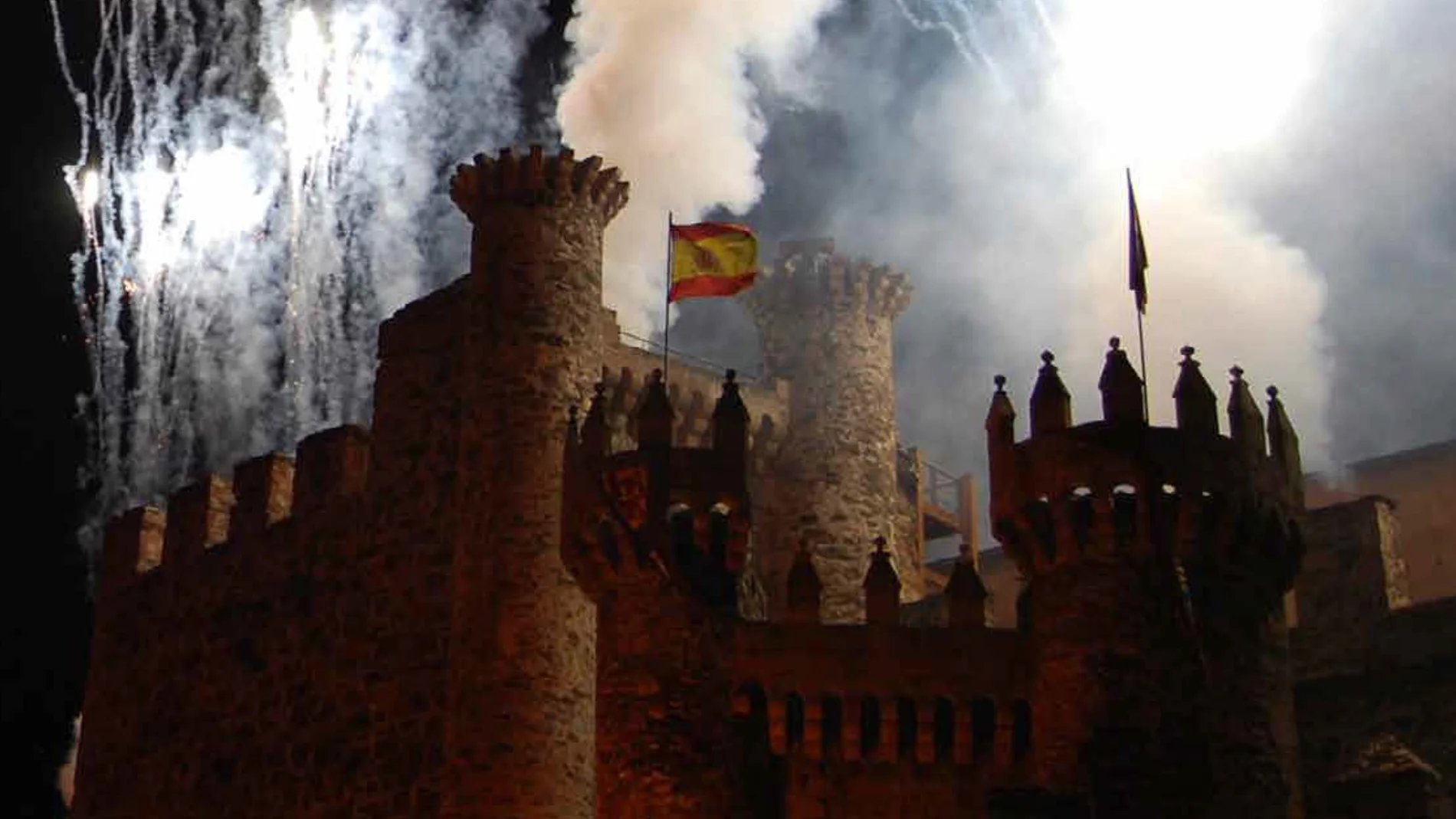 Los fuegos artificiales sellan la NocheTemplaria en el castillo de Ponferrada.