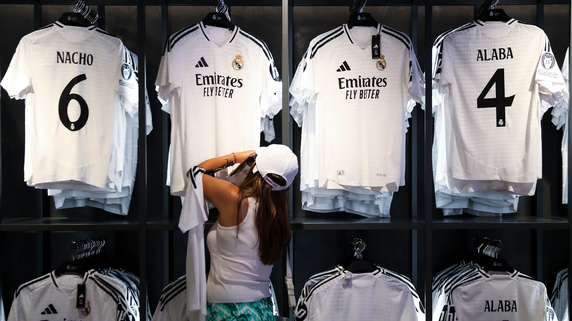 MADRID, 06/06/2024.- La nuevas camisetas de la temporada 2024-25 del Real Madrid se encuentran a la venta en la nueva tienda oficial del Real Madrid en el Santiago Bernabéu, ubicada en el lateral del estadio en la calle Padre Damián, junto a la entrada del palco presidencial. El club afirma que su nueva "megatienda insignia", de 2.800 metros cuadrados, ofrece "una experiencia de compra única para todos los aficionados", acorde a la gran transformación del Bernabéu. Con un horario de 10.00 a 2...