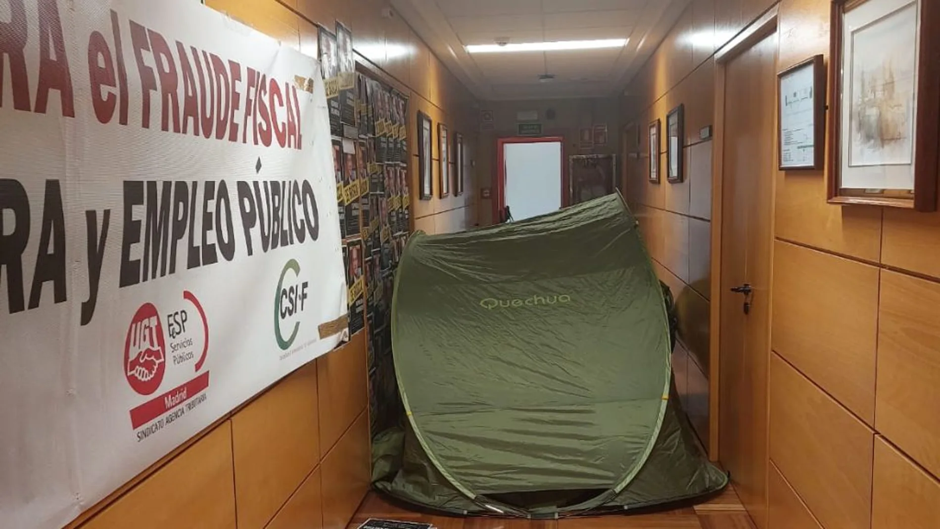 Acampada de delegados sindicales de la AEAT en la Dirección General del organismo