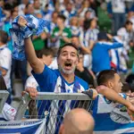 Hernán Montoro celebra un gol del Leganés en la grada