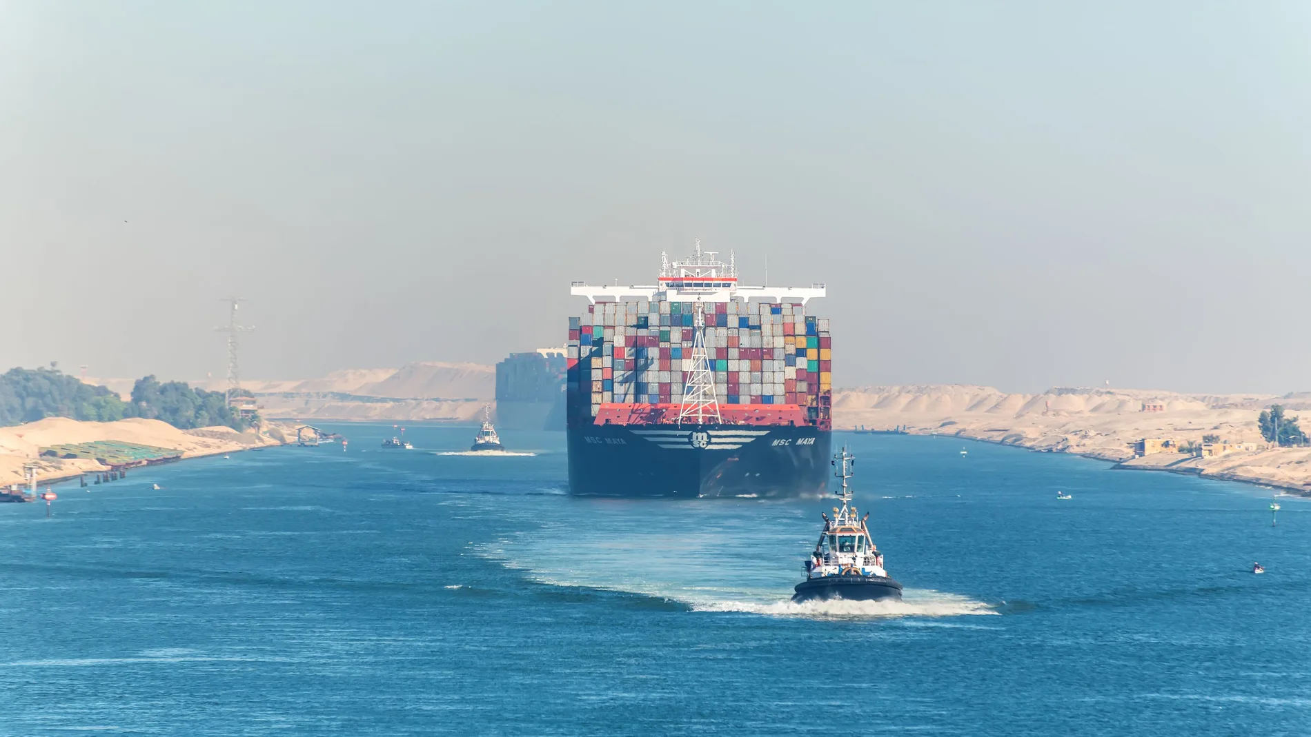 Buque portacontenedor navega por el canal del Suez