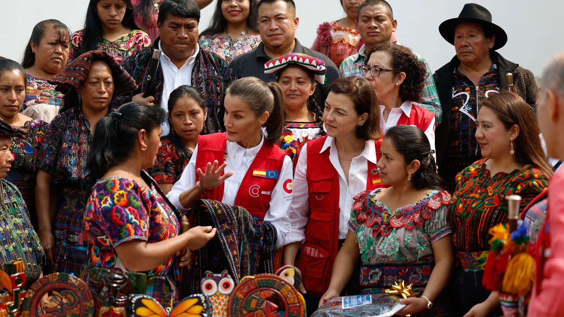 SAN JOSÉ DE CHACAYÁ (GUATEMALA), 06/06/2024.- La reina Letizia (c-i), y la secretaria de Estado de Cooperación Internacional, Eva Granados (c-d), este jueves durante su visita a una escuela en la localidad guatemalteca San José de Chacayá, donde finalizará un viaje de tres días por Guatemala para conocer proyectos de desarrollo en el país centroamericano, como parte de una gira que también la llevó a Panajachel y Antigua Guatemala en representación de la cooperación española. EFE/ Villar López