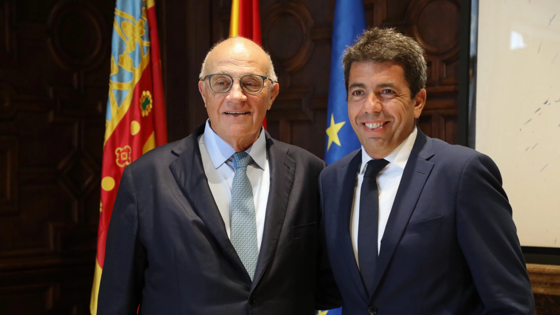 El presidente de Banco Sabadell, Josep Oliu (izda), junto al presidente de la Generalitat, Carlos Mazón