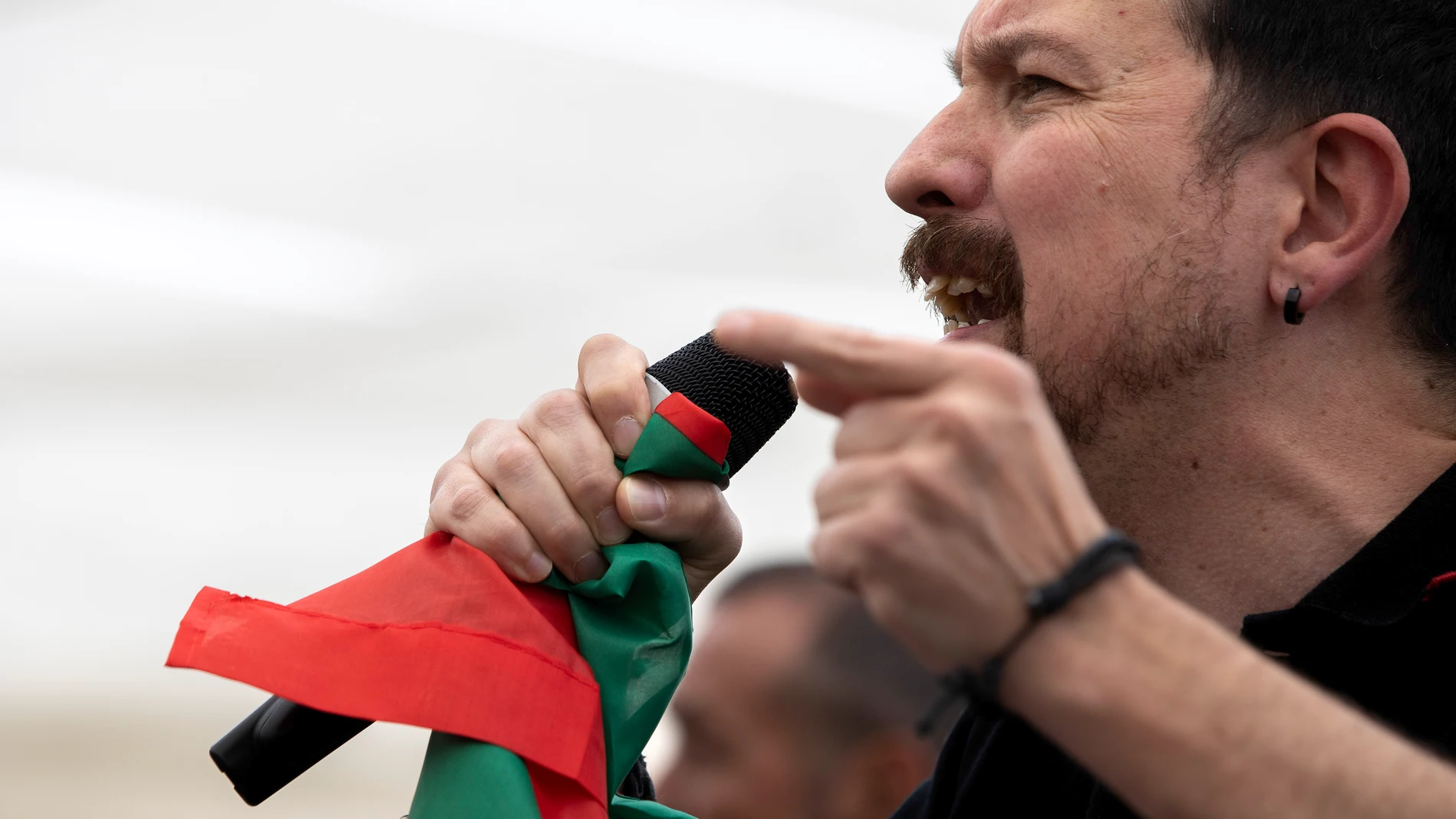GRAFAND1635. MÁLAGA, 06/06/2024. - El exvicepresidente del Gobierno y fundador de Podemos, Pablo Iglesias, durante su intervención, mientras lleva una bandera palestina en la mano que sostiene el micrófono, ha lamentado que el presidente del Gobierno, Pedro Sánchez, hable en su carta del "acoso" que sufren él y su esposa "no solo de panfletos de ultraderecha, sino también de tertulias radiofónicas y televisivas, y no dé nombres", este jueves en un acto público del partido en Málaga dentro de...