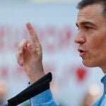 Pedro Sánchez y la cabeza de lista socialista a las elecciones europeas, Teresa Ribera, participan en un acto de UGT