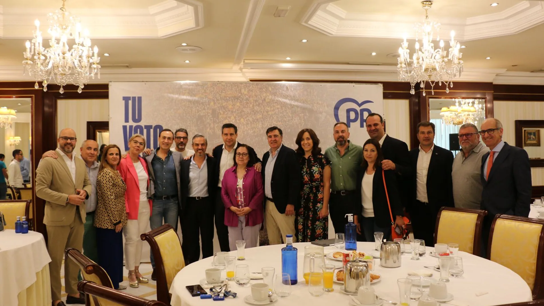 El candidado del PP Raúl de la Hoz junto a los representantes populares de Salamanca