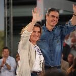El secretario general del PSOE y presidente del Gobierno, Pedro Sánchez, y la candidata del PSOE para las elecciones europeas y vicepresidenta tercera y ministra para la Transición Ecológica y el Reto Demográfico, Teresa Ribera, durante un acto de campaña del PSOE, en la Feria de Muestras de Valladolid, a 1 de junio de 2024, en Valladolid, Castilla y León (España). Este encuentro se enmarca como parte de los actos de campaña del partido de cara a las próximas elecciones del 9 de junio. 01 JUNIO 2024;ELECCIONES;EUROPEAS;COMICIOS;9J;9 DE JUNIO;CAMPAÑA;PSOE Photogenic/Claudia Alba / Europa Press 01/06/2024