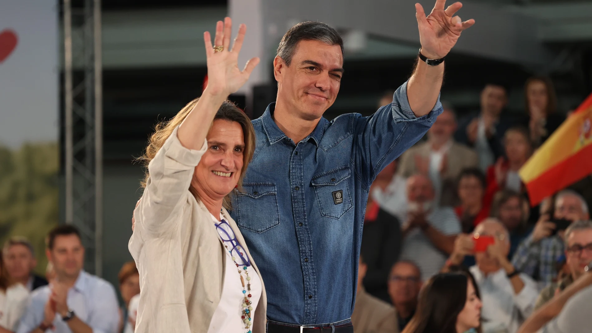 El secretario general del PSOE y presidente del Gobierno, Pedro Sánchez, y la candidata del PSOE para las elecciones europeas y vicepresidenta tercera y ministra para la Transición Ecológica y el Reto Demográfico, Teresa Ribera, durante un acto de campaña del PSOE, en la Feria de Muestras de Valladolid, a 1 de junio de 2024, en Valladolid, Castilla y León (España). Este encuentro se enmarca como parte de los actos de campaña del partido de cara a las próximas elecciones del 9 de junio. 01 JUNIO 2024;ELECCIONES;EUROPEAS;COMICIOS;9J;9 DE JUNIO;CAMPAÑA;PSOE Photogenic/Claudia Alba / Europa Press 01/06/2024