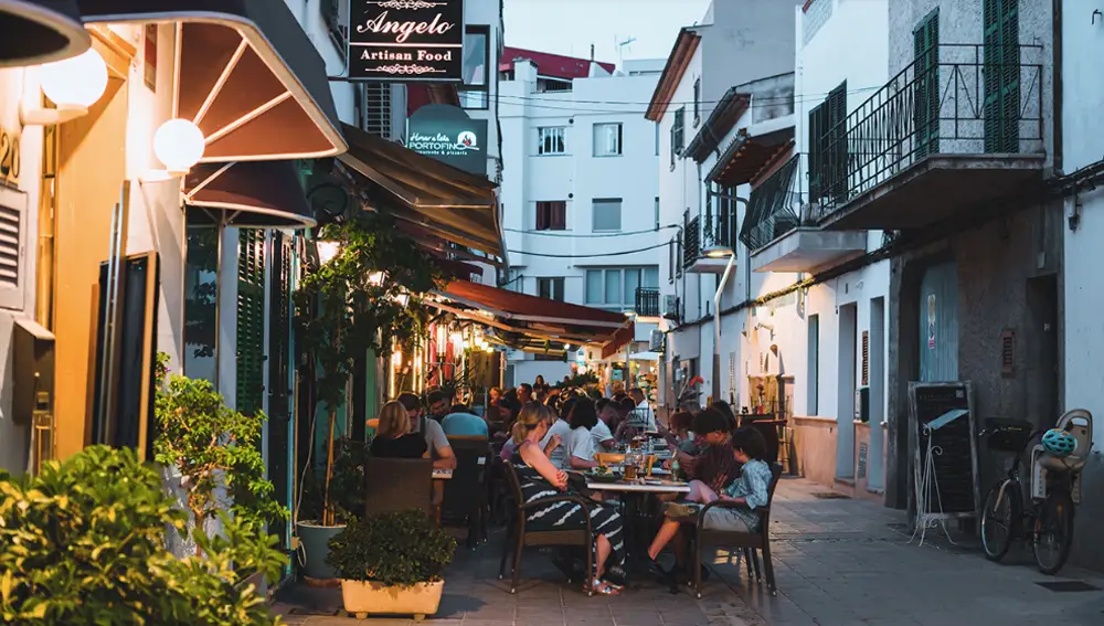 Personas en un restaurante en Puerto Pollensa, Mallorca