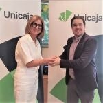 por la directora de Relaciones con Grupos de Interés de Unicaja, María José Rivera, y el presidente de la Asociación de la Prensa de Valladolid, Juan Martín, renuevan el acuerdo