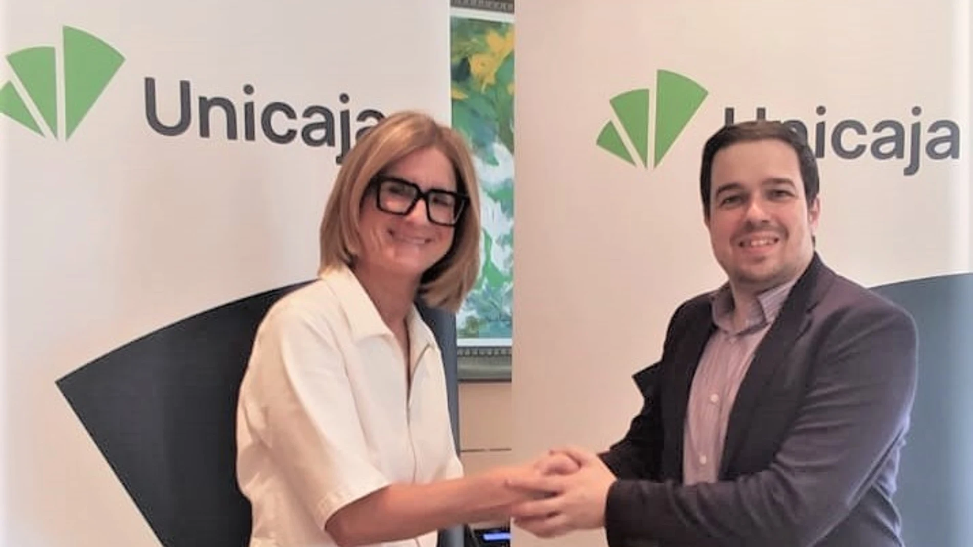 por la directora de Relaciones con Grupos de Interés de Unicaja, María José Rivera, y el presidente de la Asociación de la Prensa de Valladolid, Juan Martín, renuevan el acuerdo