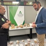 El subinspector José Freniche Pérez, a la izquierda, y el delegado de Turismo, Cultura y Deporte de la Junta de Andalucía, Juan José Alonso