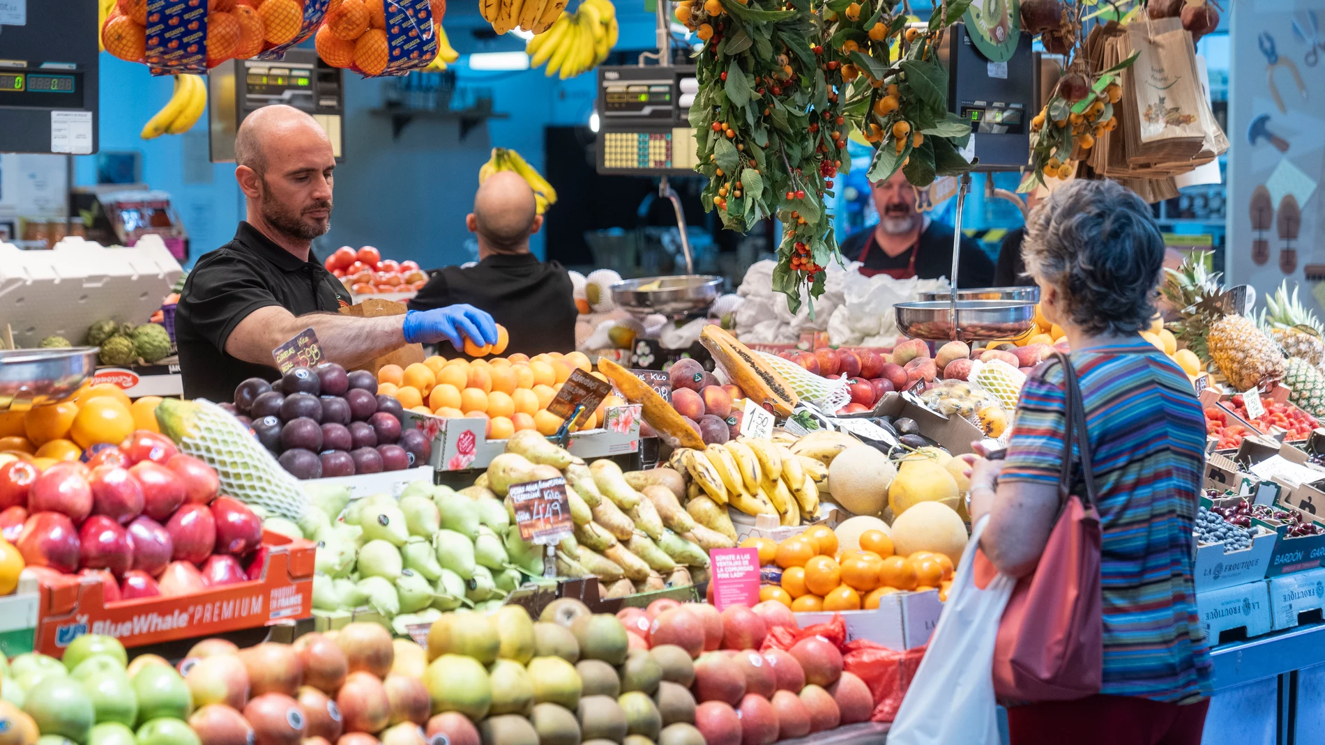 Puestos de alimentacion en el Mercado Barcelo. David Jar