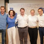 El presidente del PP de Castilla y León, Alfonso Fernández Mañueco, cierra el acto de Valladolid, junto a Raúl de la Hoz, Isabel Blanco, Conrado Íscar, Jesús Julio Carnero y Mercedes Cantalapiedra