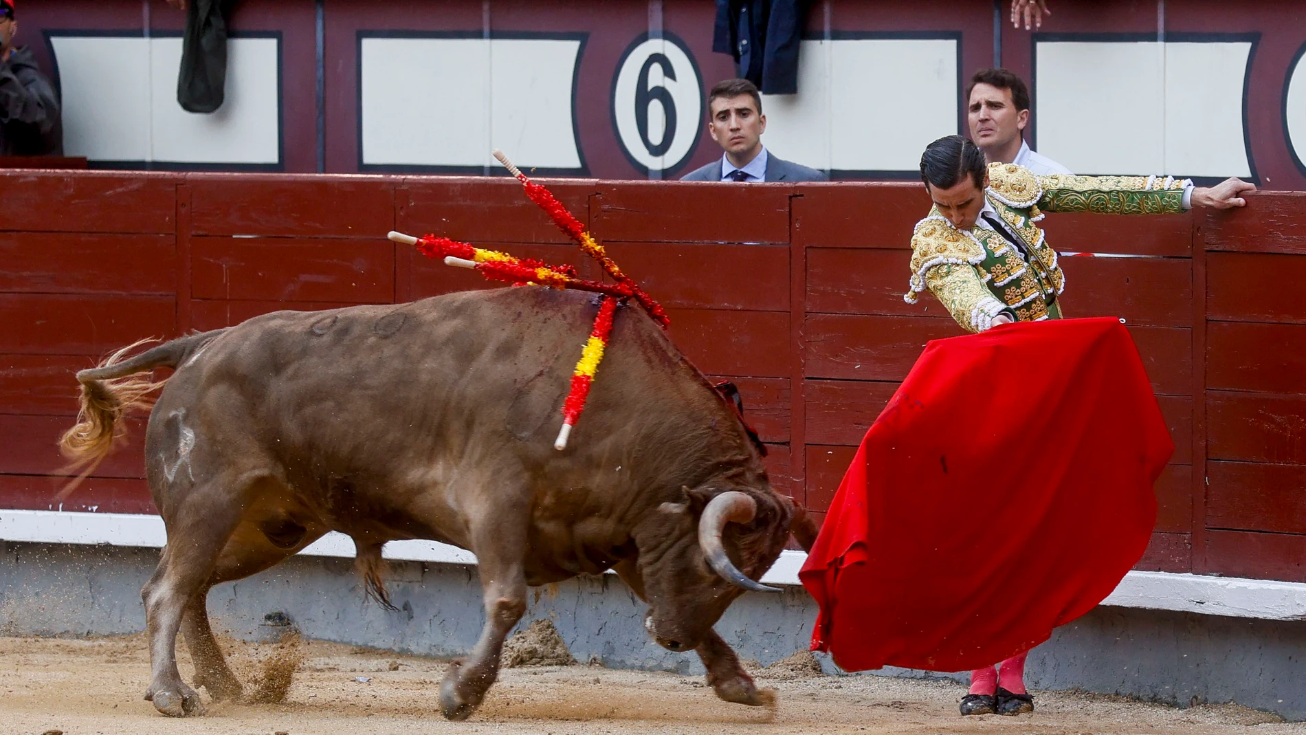 MADRID, 08/06/2024.- El diestro Juan Ortega da un pase a su segundo astado durante la corrida de toros de la Feria de San Isidro en la que comparte cartel con Diego Urdiales y Pablo Aguado, este sábado en la Plaza de Las Ventas, en Madrid. EFE/ Fernando Alvarado