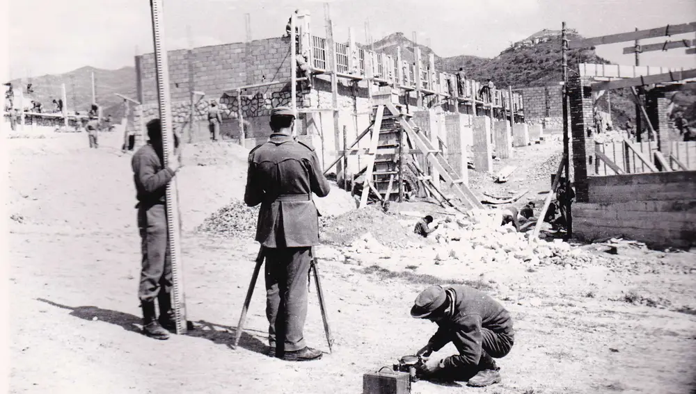 Imagen de la construcción de uno de los edificios de la Academia General Básica de Suboficiales