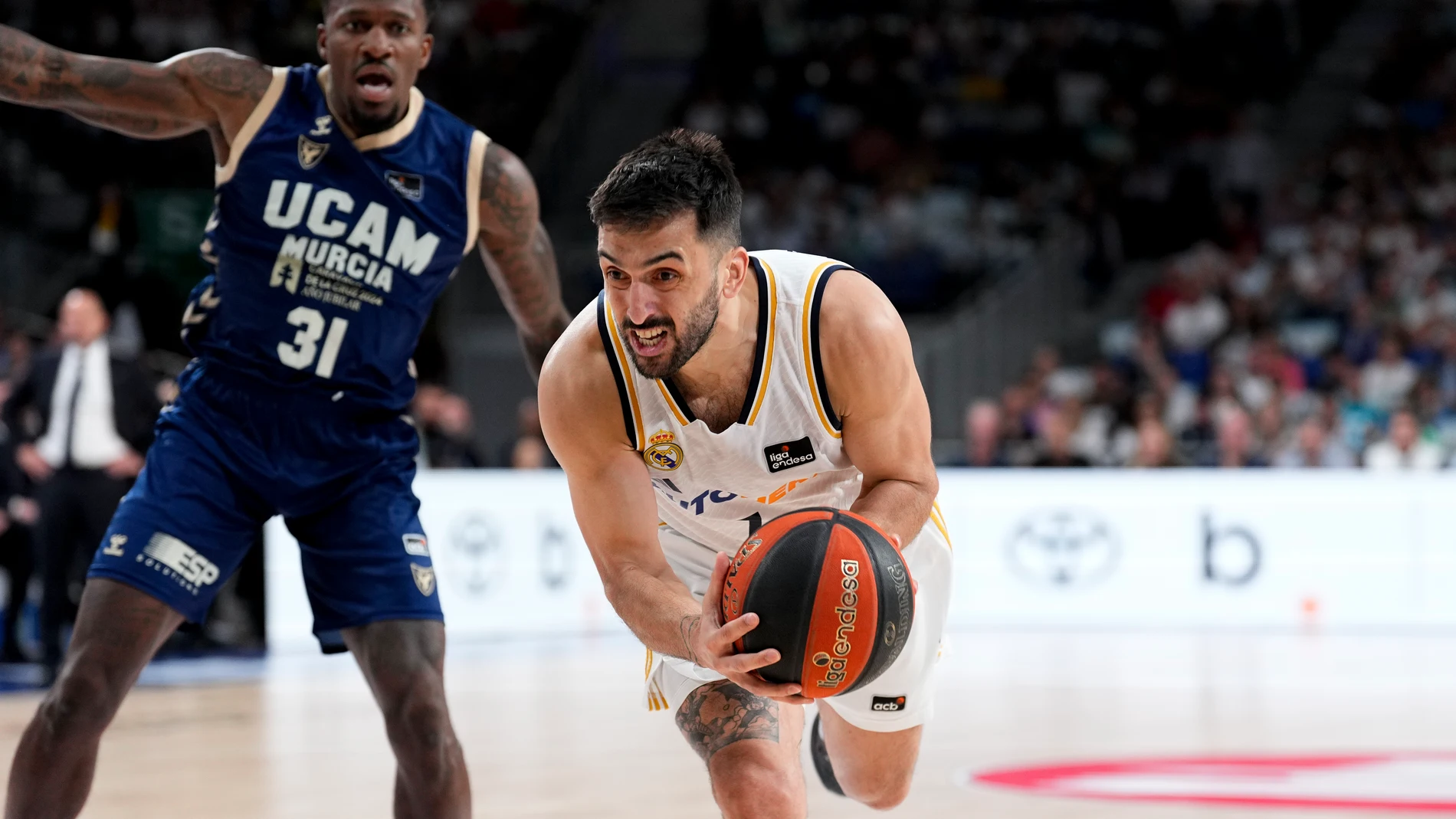 Campazzo, desequlibrado, intenta anotar