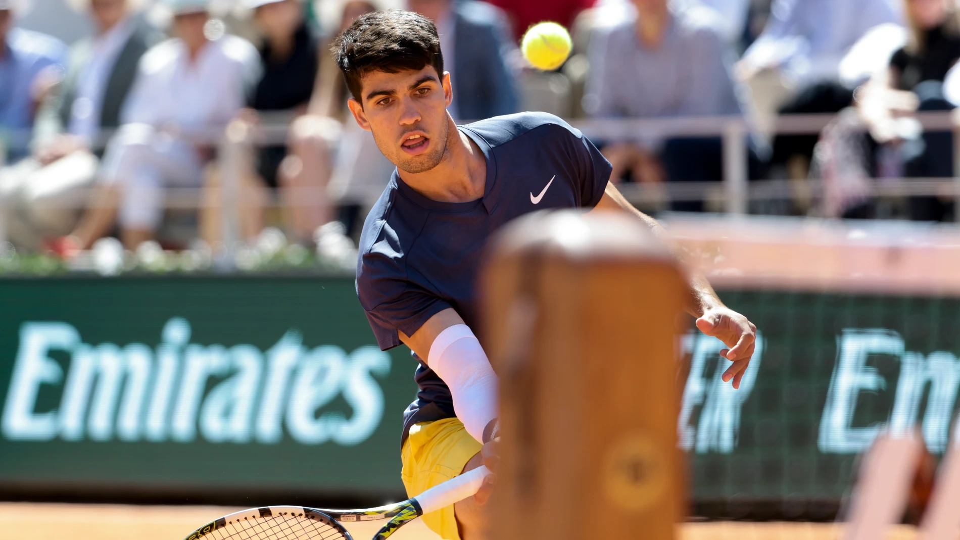 Alcaraz se dispone a volear en un partido en la Philippe Chatrier